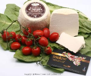 Visualizza RICOTTA SALATA OVINA FORMETTA
